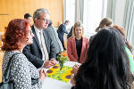 LH Christopher Drexler und LAD Brigitte Scherz-Schaar im Gespräch mit den BH-Bediensteten.