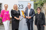 Landeshauptmann Christopher Drexler mit der künstlerischen Leiterin Elisabeth Schweeger (r.), Volkskundemuseum-Leiterin Claudia Unger und der käufmännischen Leiterin Manuela Reichert (li.).  © Land Steiermark/ Binder