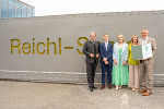 Landeswappen-Übergabe: LH Christopher Drexler mit der Unternehmerfamilie Reichl. © Land Steiermark; Verwendung bei Quellenangabe honorarfrei