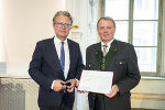 LH Christopher Drexler und Neo-Professor Sepp Loibner bei der Verleihung in der Aula der Alten Universität in Graz. © Land Steiermark/Foto Fischer; Verwendung bei Quellenangabe honorarfrei