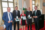 Landeshauptmann-Stellvertreter Anton Lang (l.) und Landeshauptmann Christopher Drexler (r.) bei der Überreichung der Goldenen Ehrenzeichen an Johann Kaufmann, Michaela Reitbauer und Ernst Gissing (v.l.) in der Aula der Alten Universität.  © Land Steiermark/Robert Frankl; bei Quellenangabe honorarfrei