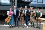 Bundeskanzler Karl Nehammer und Landeshauptmann Christopher Drexler bedanken sich für die volksmusikalischen Klänge im Fahrerlager am Red Bull Ring