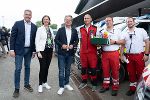 Bundeskanzler Karl Nehammer, Landesrätin Barbara Eibinger-Miedl und Landeshauptmann Christopher Drexler bedanken sich bei den Kräften des Roten Kreuzes am Red Bull Ring