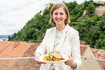 Tourismuslandesrätin Barbara Eibinger-Miedl sorgt mit dem neuen Förderungsprogramm "Erfolgsrezepte" für neue Impulse in der heimischen Gastronomie. © STG/Streibl