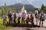 LH-Stv. Anton Lang (5.v.r.), Bad Mitterndorfs Bürgermeisterin Veronika Grill und Liezens BBL-Leiter Martin Reiter-Puntinger (4.v.l.) vor der herrlichen Kulisse der Schiflugschanze.  © Land Steiermark/Resch