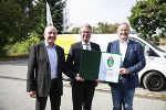 Landeshauptmann Christopher Drexler überreichte das Landeswappen an Alexander Foki (l.) und Wolfgang Kuss (r.). © Skills Austria/Lueflight Landeshauptmann Christopher Drexler überreichte das Landeswappen an Alexander Foki (l.) und Wolfgang Kuss (r.).