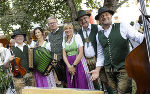 LH Drexler mit der „Knöpferlstreich“ im Garten des Volkskundemuseums