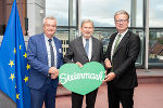 Landeshauptmann-Stellvertreter Anton Lang (l.) und Landeshauptmann Christopher Drexler (r.) mit EU-Kommissar Johannes Hahn. © Land Steiermark; bei Quellenangabe honorarfrei Landeshauptmann-Stellvertreter Anton Lang (l.) und Landeshauptmann Christopher Drexler (r.) mit EU-Kommissar Johannes Hahn.