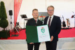 Landeshauptmann Christopher Drexler gratulierte Geschäftsführer Erwin Faustmann zur Überreichung des steirischen Landeswappens.