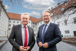 LH Christopher Drexler (r.) und LH-Stv. Anton Lang (l.) führen am 14. Oktober persönlich durch die Räumlichkeiten der Landesregierung in der Grazer Burg.