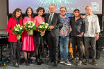 Benefizgala für die Krebshilfe: LH Christopher Drexler mit den "Schick Sisters" und "The Opus Band". © Land Steiermark/Robert Binder; Verwendung bei Quellenangabe honorarfrei Benefizgala für die Krebshilfe: LH Christopher Drexler mit den "Schick Sisters" und "The Opus Band".