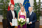LH Christopher Drexler mit Denise und Michael Pachleitner (v.l.) bei der heutigen Auszeichnungsüberreichung in der Grazer Burg. © Land Steiermark; bei Quellenangabe honorarfrei LH Christopher Drexler mit Denise und Michael Pachleitner (v.l.) bei der heutigen Auszeichnungsüberreichung in der Grazer Burg.