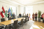 Im Regierungssitzungszimmer zeigen LH Christopher Drexler und LH-Stv. Anton Lang den Besucherinnen und Besuchern den von Erwin Wurm geschaffenen „Wandpullover für die Steiermark“. © Land Steiermark/Foto Fischer; bei Quellenangabe honorarfrei Im Regierungssitzungszimmer zeigen LH Christopher Drexler und LH-Stv. Anton Lang den Besucherinnen und Besuchern den von Erwin Wurm geschaffenen „Wandpullover für die Steiermark“.