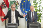 LH Drexler und LH-Stv. Lang zeigen den Gästen auf welchen Sesseln sie während der Regierungssitzung Platz nehmen © Land Steiermark/Foto Fischer; bei Quellenangabe honorarfrei LH Drexler und LH-Stv. Lang zeigen den Gästen auf welchen Sesseln sie während der Regierungssitzung Platz nehmen