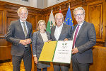 Verleihung des „Gerhard Hirschmann-Preis für kritisches Denken“ im Grazer Rathaus: Stadtrat Günter Riegler, Vizebürgermeisterin Judith Schwentner und LH Christopher Drexler gratulierten Helmut Marko (2.v.r.) © Foto Fischer; Verwendung bei Quellenangabe honorarfrei