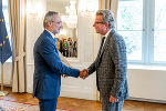 Landeshauptmann Christopher Drexler mit dem Vorsitzenden der Vereinigung österreichischer Bezirkshauptleute BH Josef Kronister. © Land Steiermark/ Binder Landeshauptmann Christopher Drexler mit dem Vorsitzenden der Vereinigung österreichischer Bezirkshauptleute BH Josef Kronister.