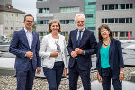 v.l.: Martin Payer (kaufmännischer GF der FHJ), Barbara Eibinger-Miedl (Wissenschafts- und Forschungslandesrätin), Günter Riegler (Stadtrat Graz), Corinna Engelhardt-Nowitzki (wissenschaftliche GF der FHJ). © FH JOANNEUM/Wasserfaller