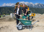 Tourismuslandesrätin Barbara Eibinger-Miedl und Planai-Geschäftsführer Georg Bliem beim Spatenstich für die neue Gondelbahn "Rohrmoos I". © Harald Steiner