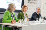 Geschäftsführerin Sandra Höbel (Landentwicklung Steiermark), Landesrätin Simone Schmiedtbauer und Obmann LAbg. Franz Fartek (Landentwicklung Steiermark) stellten den Wettbewerb im Rahmen des Programms Programm „Lebendige Orte - Lebendige Gemeinde″ vor. © Land Steiermark/Binder; bei Quellenangabe honorarfrei Geschäftsführerin Sandra Höbel (Landentwicklung Steiermark), Landesrätin Simone Schmiedtbauer und Obmann LAbg. Franz Fartek (Landentwicklung Steiermark) stellten den Wettbewerb im Rahmen des Programms Programm „Lebendige Orte - Lebendige Gemeinde″ vor.