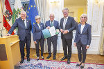 Edwin Benko, Katharina Purtscher-Penz, Reiner Eggerer, Landeshauptmann Christopher Drexler und die Zweite Landtagspräsidentin Gabriele Kolar (v.l.). © Land Steiermark/Foto Fischer; bei Quellenangabe honorarfrei Edwin Benko, Katharina Purtscher-Penz, Reiner Eggerer, Landeshauptmann Christopher Drexler und die Zweite Landtagspräsidentin Gabriele Kolar (v.l.).