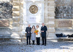 Bürgermeister Hermann Doppelreiter, Danielle Spera, Landeshauptfrau Johanna Mikl-Leitner und Landeshauptmann Christopher Drexler vor dem Carl Ritter von Ghega Denkmal.