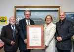 Horst Schröttner, Obmann des Vereins „Freunde der Semmeringbahn“, Landeshauptmann Christopher Drexler, Landeshauptfrau Johanna Mikl-Leitner und Bürgermeister Hermann Doppelreiter (v.l.) mit dem Abkommen zur „UNESCO-Welterbestätte Semmeringbahn“ im Informationszentrum am Bahnhof Semmering. © NLK Horst Schröttner, Obmann des Vereins „Freunde der Semmeringbahn“, Landeshauptmann Christopher Drexler, Landeshauptfrau Johanna Mikl-Leitner und Bürgermeister Hermann Doppelreiter (v.l.) mit dem Abkommen zur „UNESCO-Welterbestätte Semmeringbahn“ im Informationszentrum am Bahnhof Semmering.
