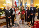 Ehrenkreuz-Überreichung im Weißen Saal der Grazer Burg: Bernhard Rinner, LH Christopher Drexler, Iris Laufenberg,  Nora Schmid, LR Ursula Lackner und Stadtrat Günter Riegler (v.l.).