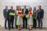 Landeshauptmann Christopher Drexler mit der Delegation der steirischen Obstbauwirtschaft angeführt von den Apfelhoheiten in der Grazer Burg.