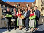 Landesrätin Simone Schmiedtbauer mit der Delegation der steirischen Obstbauwirtschaft angeführt von den Apfelhoheiten. © Land Steiermark Landesrätin Simone Schmiedtbauer mit der Delegation der steirischen Obstbauwirtschaft angeführt von den Apfelhoheiten.