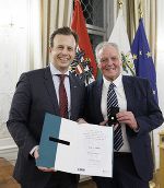LR Karlheinz Kornhäusl gratulierte Hans Hörzer zum Ehrenring für sein Lebenswerk. © Land Steiermark/Scheriau; Verwendung bei Quellenangabe honorarfrei LR Karlheinz Kornhäusl gratulierte Hans Hörzer zum Ehrenring für sein Lebenswerk.