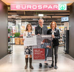 „16 Tage gegen Gewalt“: LR Doris Kampus, SPAR-Geschäftsführer Christoph Holzer und LR Simone Schmiedtbauer (v.l.) schaffen gemeinsam Bewusstsein für den Gewaltschutz. © Land Steiermark/Robert Binder; Verwendung bei Quellenangabe honorarfrei „16 Tage gegen Gewalt“: LR Doris Kampus, SPAR-Geschäftsführer Christoph Holzer und LR Simone Schmiedtbauer (v.l.) schaffen gemeinsam Bewusstsein für den Gewaltschutz.