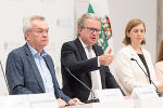 LH Christopher Drexler, LH-Stv. Anton Lang (l.) und LR Barbara Eibinger-Miedl bei der Pressekonferenz in Stainz. © Land Steiermark LH Christopher Drexler, LH-Stv. Anton Lang (l.) und LR Barbara Eibinger-Miedl bei der Pressekonferenz in Stainz.