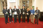 Ehrenzeichen-Überreichung in der Aula der Alten Universität: Johannes Chum, Peter Pakesch, Harald Kainz, LH Christopher Drexler, Wilfried Eichlseder, Almuthe Christine Hauer, Franz Dampfhofer und Gerd Kühr (v.l.) © Land Steiermark/Foto Fischer; bei Quellenangabe honorarfrei