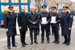 Oberst Rupert Gruber (Leiter Bildungszentrum Steiermark), LH Christopher Drexler, BM Gerhard Karner, LPD Gerald Ortner mit den Sprechern eines der drei Ausbildungskurse (v.l.) © Land Steiermark; Verwendung bei Quellenangabe honorarfrei