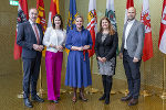 Die für Arbeitsmarktangelegenheiten zuständigen Landesrätinnen und Landesräte aus dem Burgenland, Leo Schneemann, Tirol, Astrid Mair, Niederösterreich, Susanne Rosenkranz,  und Vorarlberg, Marco Tittler (v.l.), berieten Donnerstag und Freitag auf Einladung der steirischen Sozial- und Arbeitslandesrätin Doris Kampus (2.v.r.) in Graz. © Land Steiermark/ Binder