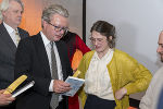 LH Christopher Drexler überreicht Morgensternpreisträgerin Franziska Füchsl den Roman "Inferno"