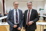 Landeshauptmann Christopher Drexler (r.) mit dem wieder gewählten Geschäftsführenden Sekretär der Historischen Landeskommission Wernfried Hofmeister (l.)