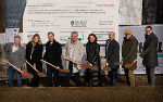 LH-Stv. Anton Lang (4.v.l.) und LR Simone Schmiedtbauer (5.v.l.) nahmen gemeinsam mit BM Norbert Tostschnig (3.v.l.) den Spatenstich zum Bau des Hochwasserschutzes Neudau vor. © Land Steiermark/Resch; bei Quellenangabe honorarfrei