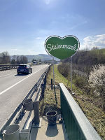 Eine der neuen Steiermark-Herz-Tafeln an einer Autobahn © STG/Jesse Streibl; Verwendung bei Quellenangabe honorarfrei Eine der neuen Steiermark-Herz-Tafeln an einer Autobahn