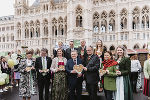 Eröffnung des 25. Steiermark-Frühlings am Wiener Rathausplatz, erste Reihe von links: Astrid Steharnig-Staudinger (ÖW-Chefin), BM Martin Polaschek, LR Barbara Eibinger-Miedl, LH und Bürgermeister Michael Ludwig, LH Christopher Drexler, StS Susanne Kraus-Winkler, Weinhoheit Sophie; zweite Reihe von links: Narzissenkönigin Michaela, Michael Feiertag (GF Steiermark Tourismus und Standortmarketing/STG), LH-Stv. Anton Lang, Blumenkönigin Verena