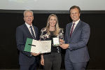 Auch Ski-Ass Cornelia Hütter - im Bild mit Gerhard Widmann (ASKÖ) und Sportlandesrat Karlheinz Kornhäusl - wurde ausgezeichnet © Land Steiermark/ Binder Auch Ski-Ass Cornelia Hütter - im Bild mit Gerhard Widmann (ASKÖ) und Sportlandesrat Karlheinz Kornhäusl - wurde ausgezeichnet