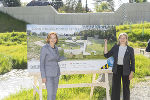 Landesrätin Simone Schmiedtbauer (l.) und Vizebürgermeisterin Judith Schwentner (r.) eröffneten den Hochwasserschutz am Messendorferbach © Foto Fischer; Verwendung bei Quellenangabe honorarfrei