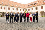 KO Hannes Schwarz, LR Karlheinz Kornhäusl, LR Ursula Lackner, LR Simone Schmiedtbauer, LH-Stv. Anton Lang, LH Christopher Drexler, LR Barbara Eibinger-Miedl, LR Doris Kampus, LR Werner Amon, KO Barbara Riener im Innenhof der ehemaligen Tabakfabrik in Fürstenfeld – ein Musterbeispiel für Gebäuderevitalisierung in dem über 80 geförderte, leistbare Wohnungen realisiert worden sind.