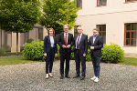 LR Simone Schmiedtbauer, LH Christopher Drexler, LH-Stv. Anton Lang und KO Hannes Schwarz im Innenhof der ehemaligen Tabakfabrik in Fürstenfeld – ein Musterbeispiel für Gebäuderevitalisierung in dem über 80 geförderte, leistbare Wohnungen realisiert worden sind.