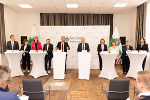 Die Landesregierungsmitglieder und die Klubobleute der Koalitionsparteien bei der Pressekonferenz im Anschluss an die Regierungsklausur in den Veranstaltungsräumen in der ehemaligen Tabakfabrik in Fürstenfeld. © Land Steiermark/Benjamin Gasser; bei Quellenangabe honorarfrei Die Landesregierungsmitglieder und die Klubobleute der Koalitionsparteien bei der Pressekonferenz im Anschluss an die Regierungsklausur in den Veranstaltungsräumen in der ehemaligen Tabakfabrik in Fürstenfeld.
