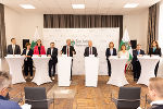 Die Landesregierungsmitglieder und die Klubobleute der Koalitionsparteien bei der Pressekonferenz im Anschluss an die Regierungsklausur in den Veranstaltungsräumen in der ehemaligen Tabakfabrik in Fürstenfeld.