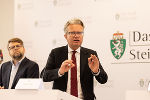 Landeshauptmann Christopher Drexler bei der Pressekonferenz im Anschluss an die Regierungsklausur in den Veranstaltungsräumen in der ehemaligen Tabakfabrik in Fürstenfeld.