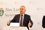 Landeshauptmann-Stellvertreter Anton Lang bei der Pressekonferenz im Anschluss an die Regierungsklausur in den Veranstaltungsräumen in der ehemaligen Tabakfabrik in Fürstenfeld.