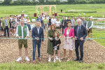Eröffneten am 26. Juni den Weltacker in Grottenhof: Markus Hillebrand, Stadtrat Kurt Hohensinner, Landesrätin Simone Schmiedtbauer, Vizepräsidentin Maria Pein und Stadtrat Günter Riegler (v.l.). © Foto Fischer; Verwendung bei Quellenangabe honorarfrei Eröffneten am 26. Juni den Weltacker in Grottenhof: Markus Hillebrand, Stadtrat Kurt Hohensinner, Landesrätin Simone Schmiedtbauer, Vizepräsidentin Maria Pein und Stadtrat Günter Riegler (v.l.).