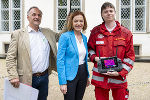 ASP-Übung in Graz: Landesveterinärdirektor Peter Eckhardt und LR Simone Schmiedtbauer mit einem Mitarbeiter des Rot-Kreuz-Drohnenteams. © Land Steiermark/Robert Binder; Verwendung bei Quellenangabe honorarfrei ASP-Übung in Graz: Landesveterinärdirektor Peter Eckhardt und LR Simone Schmiedtbauer mit einem Mitarbeiter des Rot-Kreuz-Drohnenteams.